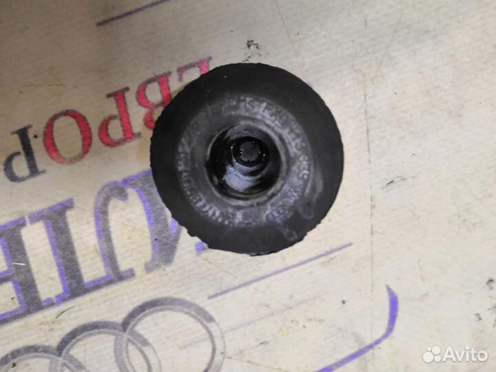 Подушка радиатора основного Audi A6 (C6 4F) 2004