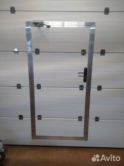 Врезка калитки в секционные ворота