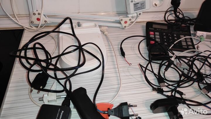 Запчасти, телефоны,провода,батарейки светильник