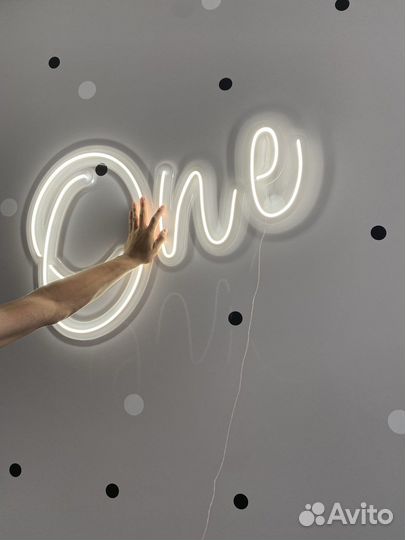 Неоновая вывеска one