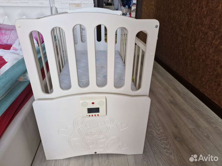 Детская кроватка с маятником Daka