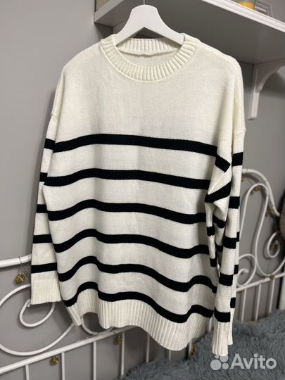 Свитер белый женский в черную полоску оверсайз