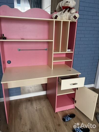 Стол для школьника и кровать