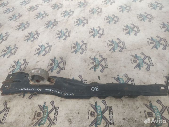 Поперечина двигателя