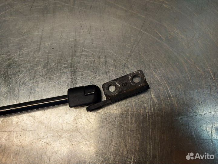 Упор крышки багажника задний Mitsubishi Outlander