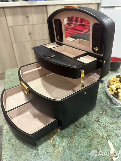 Шкатулка для украшений и макияжа