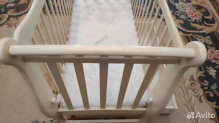 Детская кроватка с маятником и ящиком