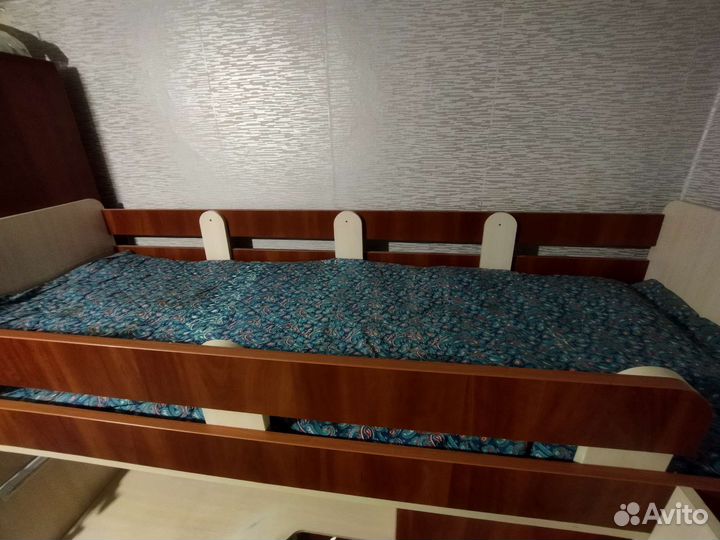 Детская кровать чердак со столом и шкафом