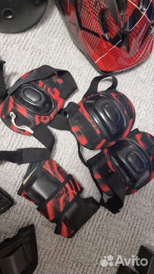 Детский шлем защитный и налокотники, наколенники