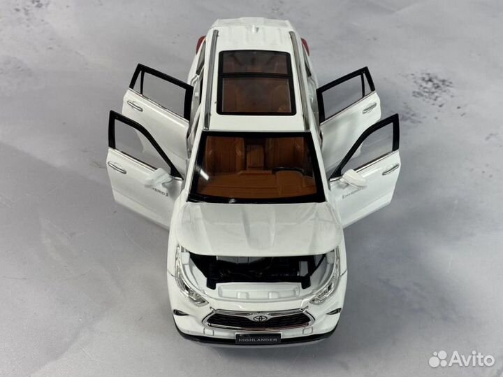 Модель машины Toyota Highlander Hyb Белая 1:24