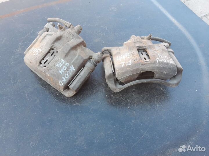 Суппорт тормозной Honda Accord 1995 V, передний