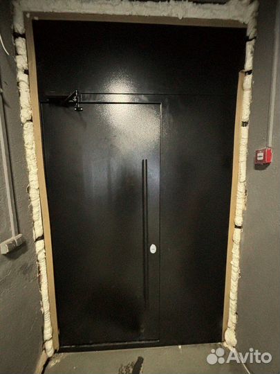 Алюминиевые входные двери со стеклом