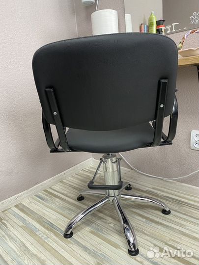 Кресло для парикмахера и тележка