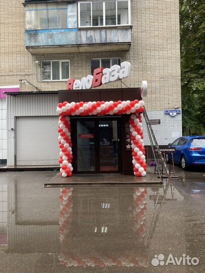 Украшение шарами входной группы открытие магазина