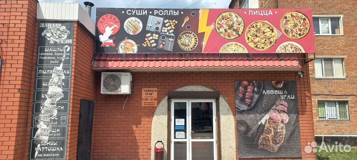 Повар на суши роллы