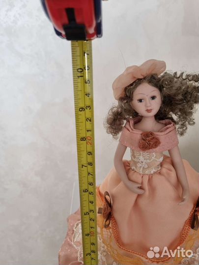 Кукла фарфоровая