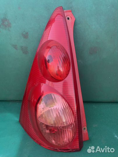 Задний левый фонарь на peugeot 107