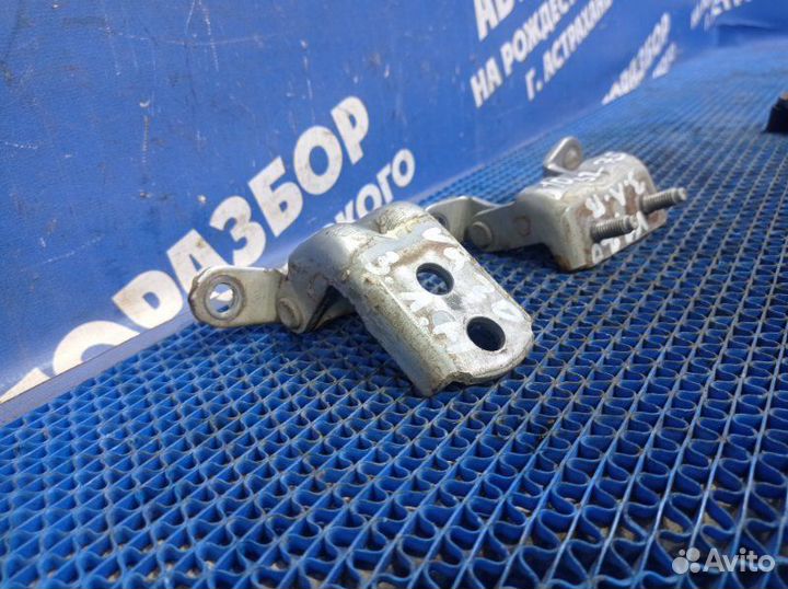 Петля двери Nissan Cefiro A33 седан VQ20 2000