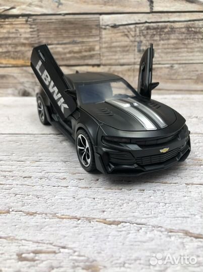 Модель автомобиля chevrolet camaro с дымом