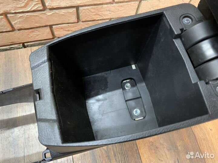 Toyota Corolla E18 Консоль с подлокотником