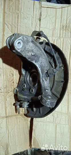 Поворотный кулак правый Passat b6