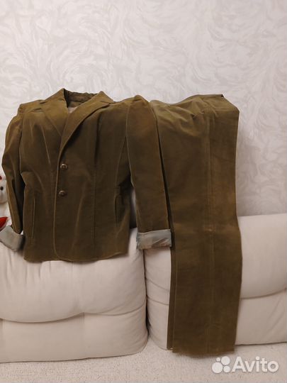 Брючный костюм женс. 46 48, болотно-зеленый цвета