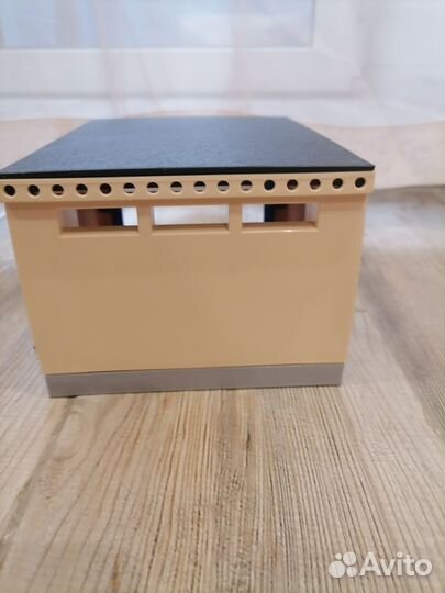 Игрушечный гараж с машинкой