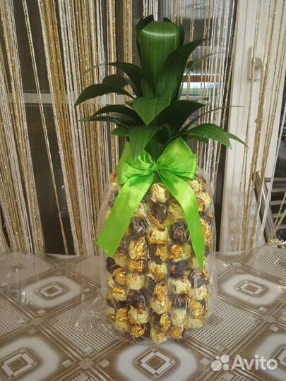 Ананас из конфет, сладкий подарок