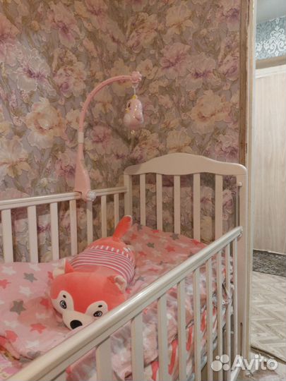 Детская кроватка с маятником