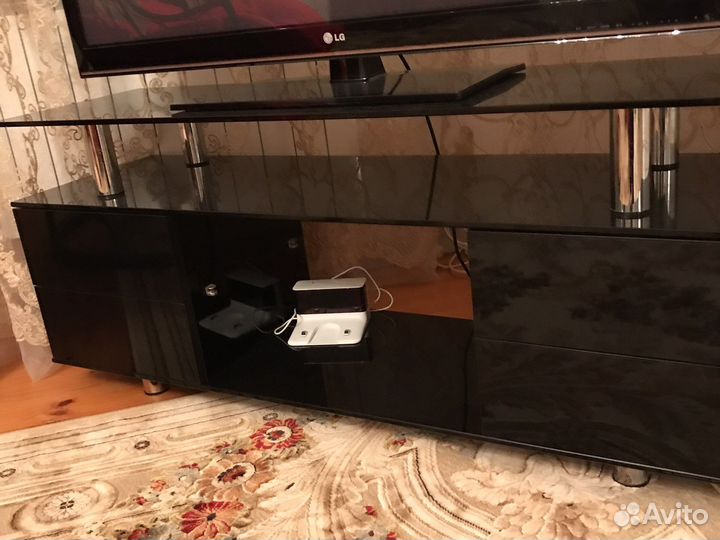 Стеклянная тумба под тв