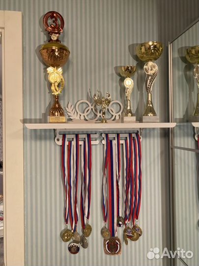 Медальница с полкой из стали