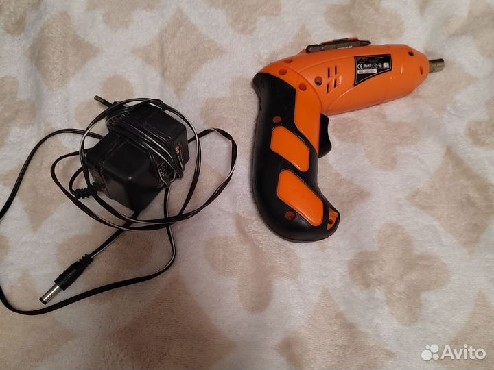 Аккумуляторная отвертка Defort