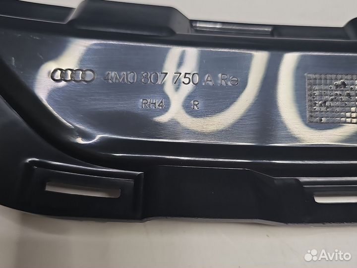 Заглушка бампера правая Audi Q7, 4M0807750A