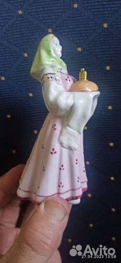 Фарфоровая статуэтка 