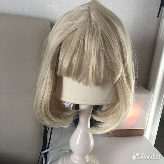 Парик новый, в цвете блонд, с челкой