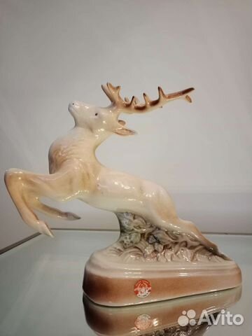 Фарфоровая статуэтка Бегущий олень