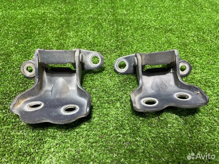 Петля двери передняя правая Toyota Land Cruiser