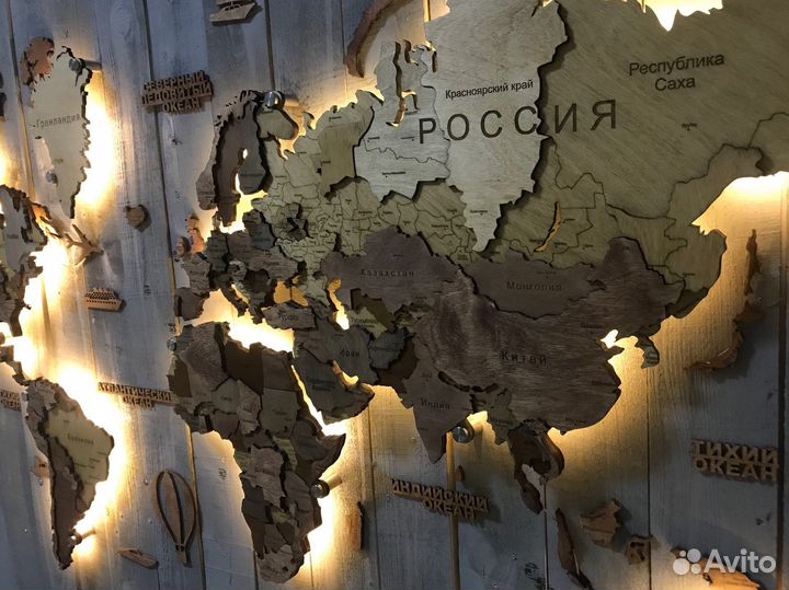 Панно из дерева, карта мира с подсветкой