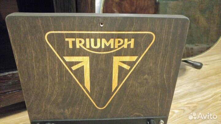 Вешалка Triumph (British)