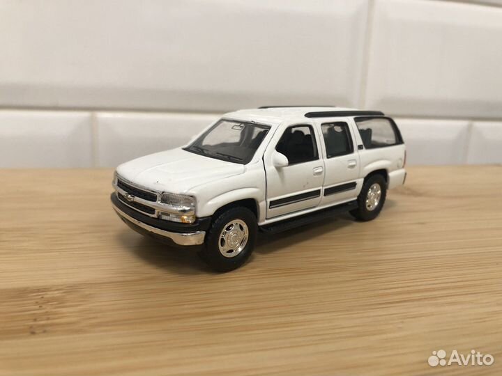 Chevrolet Suburban 1:43 welly