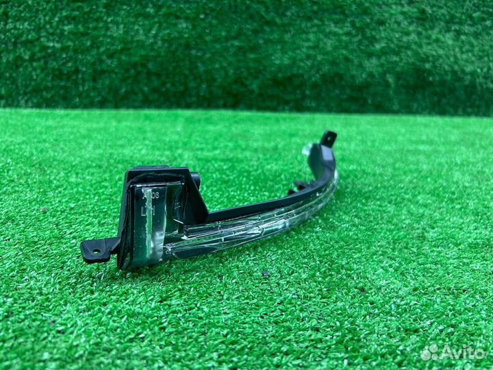 Повторитель поворота в зеркало левый VW touareg NF
