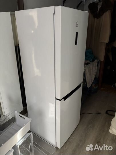 Холодильник Indesit DF5160W 60x167x64 No Frost