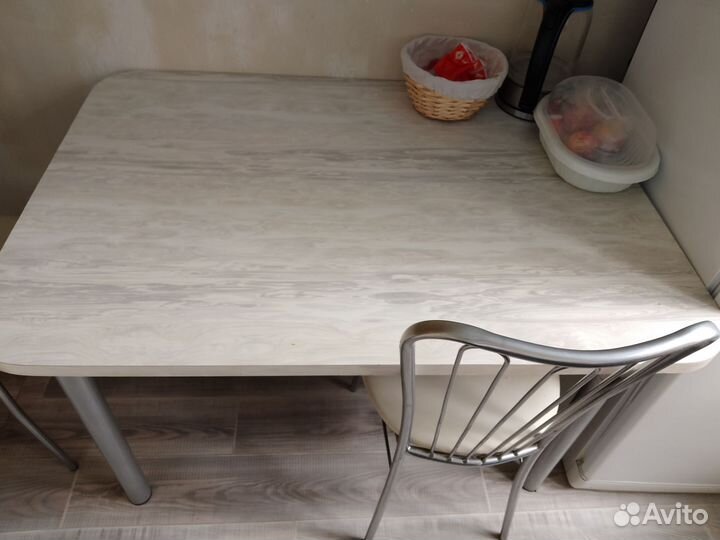 Стол и стулья