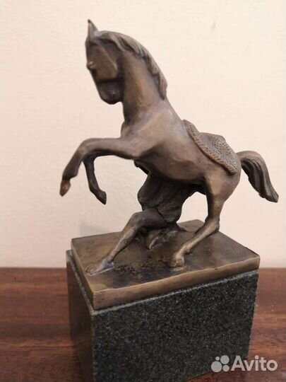 Бронзовая антикварная статуэтка