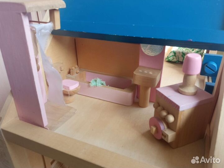 Деревянный кукольный домик с мебелью