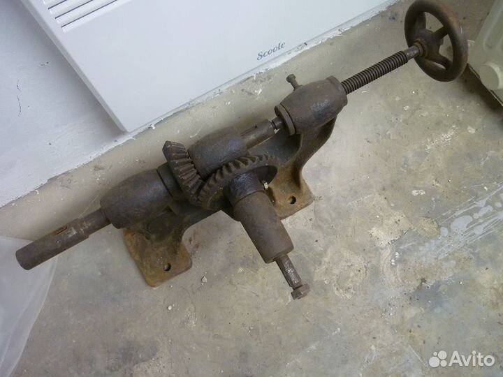 Старинный ручной настенный сверлильный станок