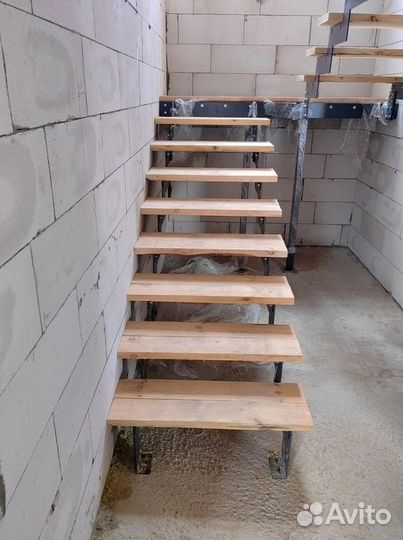 Лестница на металлическом каркасе