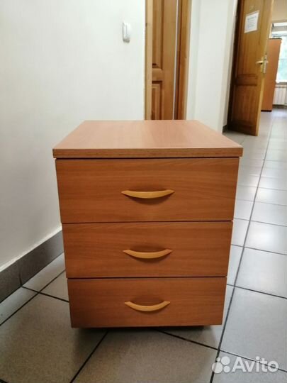 Тумбочка на колесиках