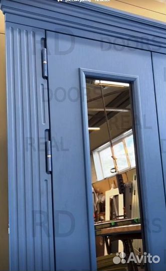 Нестандартная входная дверь с боковым стеклом