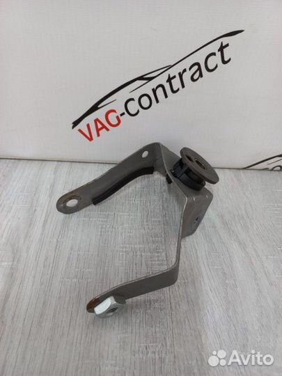 Кронштейн рулевой колонки Volkswagen Passat B6 1.8